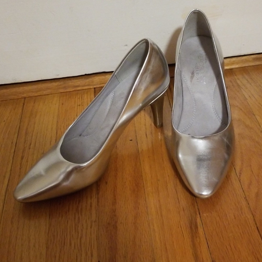 EUC Aerosoles silver heels in size 7